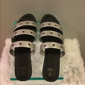 Simply Vera Wang sandals new in box 9 or 9 1/2